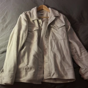 Overshirt these glory days - Tja! Säljer en knappt använd tvär det overshirt då den ej passar längre   Storlek M Pris 449kr