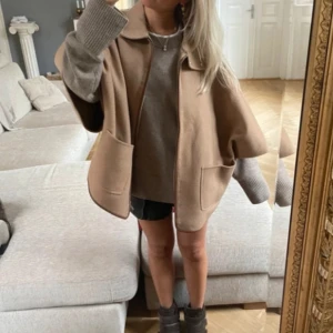 Poncho / kappa  - SUPER snygg verkligen!! Säljer bara för att jag har två st💕💕💕i jätteee bra kvalitet från Massimo dutti❤️❤️tryck gärna köp nu ❣️❣️väldigt sällsynt!!
