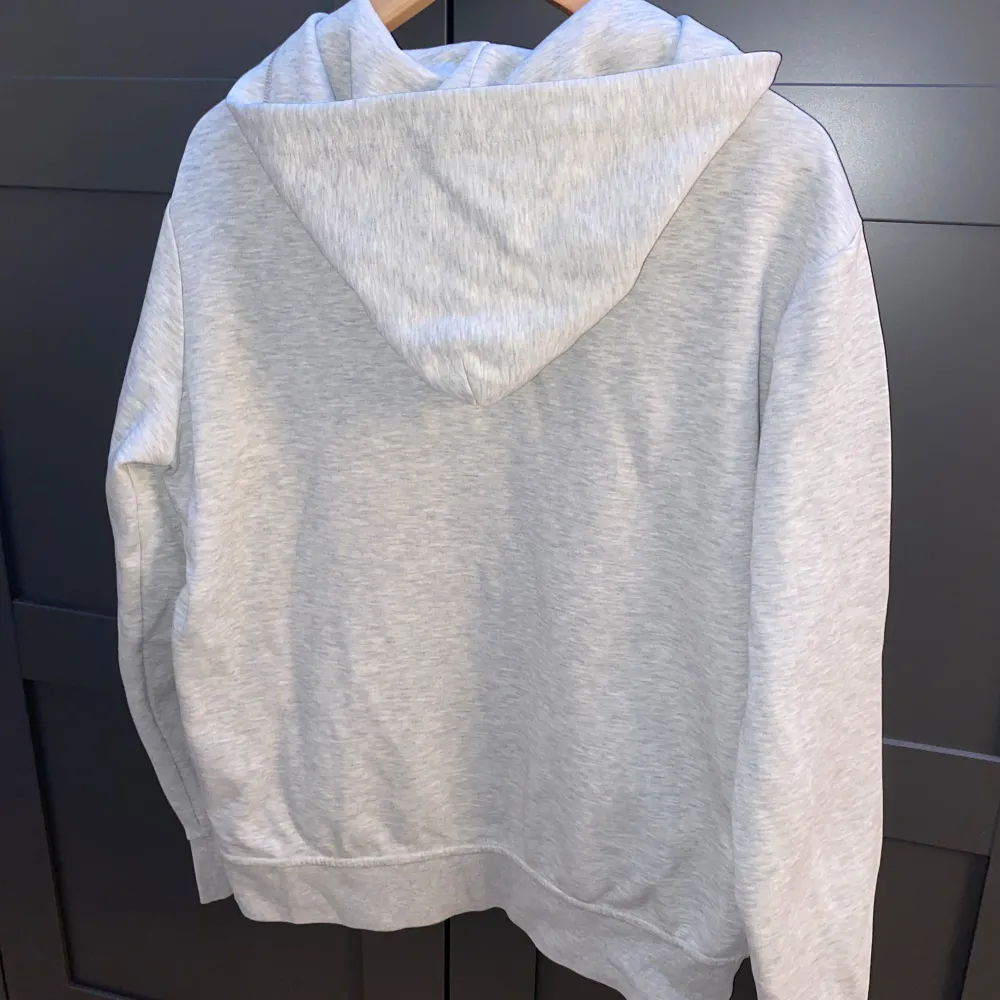 Tja säljer en riktig snygg polo Ralph lauren full zip hoodie väldigt bra skick 9.5/10 typ helt ny. Köpt för 2399kr skriv ifall du har några frågor eller om du vill se flera bilder . Hoodies.