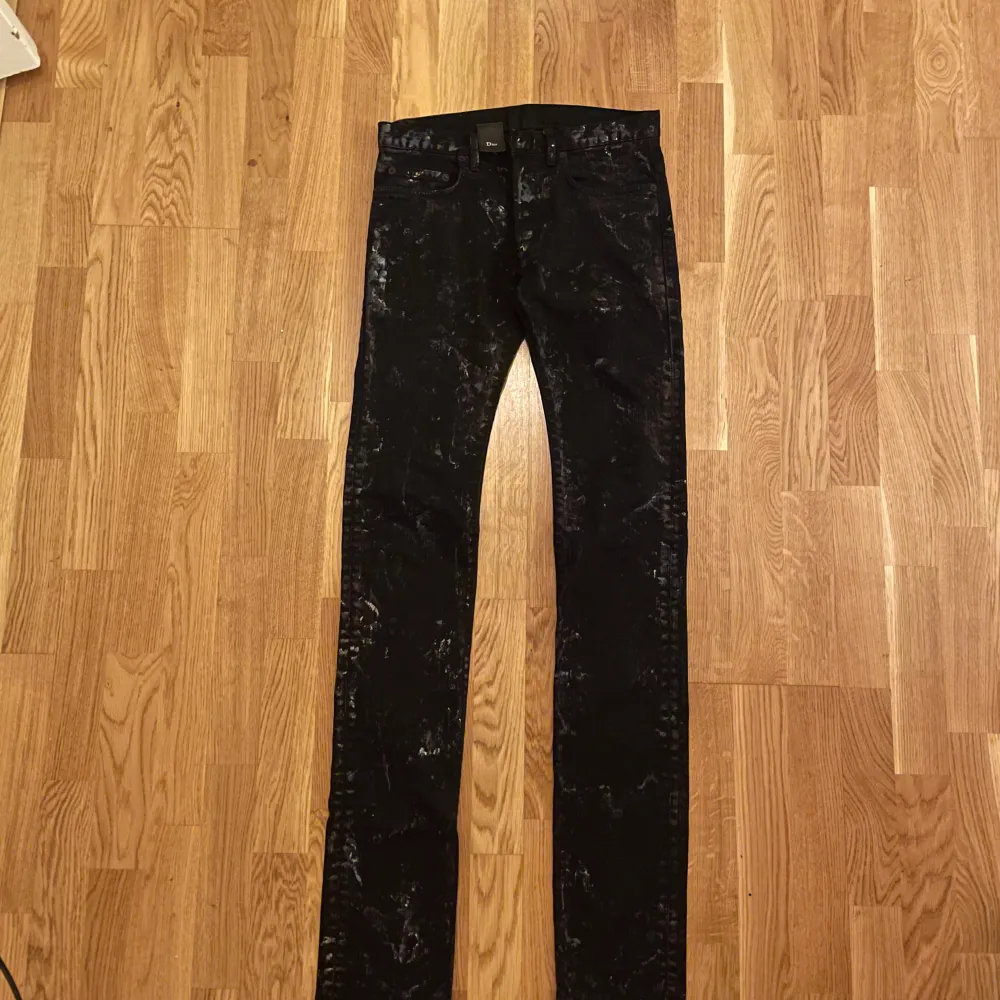  Dior homme aw10 jeans med färgstänk på. 10/10 skick, har inga defekter alls. W28, slim-straight-stacked cut. Perfekta jeansen till hösten! 🎨🍁🎩. Jeans & Byxor.