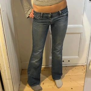 Gap jeans - Jätte fina jeans ifrån gap. Midjemått 38 innerbenslängd ca 80. Köppte precis men dem passade inte.(lånde bilder)💕
