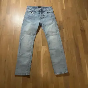 Snygga o sköna Ljusblå Neuw Jeans. Nypris ca 1100. W 31 L 32