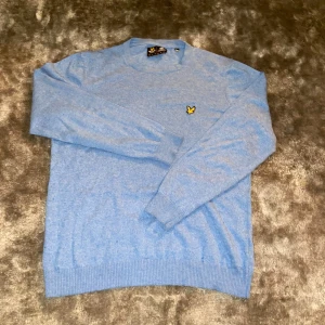 Blå tröja från Lyle & Scott - Säljer nu en stickad ljusblå tjocktröja i storlek L men sitter mer som S helt okej skick derför bra pris skriv om fundering