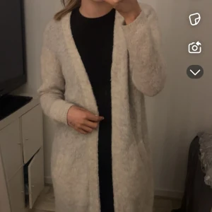 Beige lång stickad kofta  - Det är min mammas kofta som kostade runt 1000-2000kr. Från det fina märket Part two. Storlek s. Använd ngn enstakad gång.