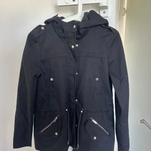Jacka - Säljer denna jacka från Vero Moda, i nyskick. 