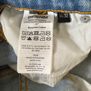 Dr. Denim Moxy Straight Jeans i ljusblå - Säljer ett par Dr. Denim Moxy Straight jeans i färgen Cape Plain Light Blue. De är i storlek W32 och har en rak passform. Såg nu att de börjar bli slitna mellan benen därför säljs de för ett billigare pris, de går säkert att laga eller återbruka!