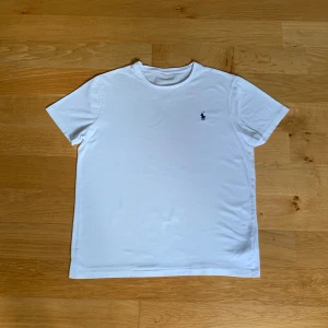 Ralph Lauren T-Shirt - Vit Ralph Lauren T-Shirt i mycket bra skick!  Storlek: L men passar M  