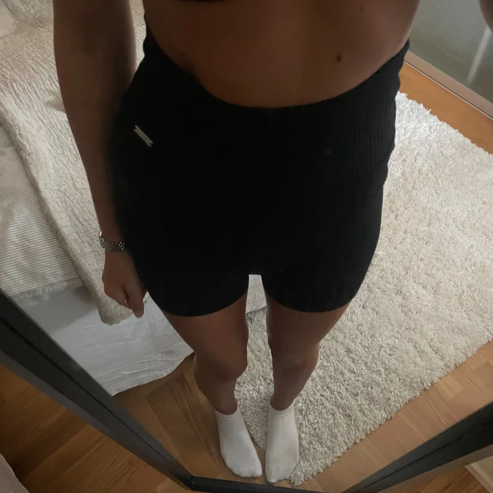 Short från Aim’n som kan vara både lågmidjade eller hågmidjade. Jättesköna och helt oanvänd🖤. Shorts.