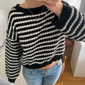 Randig stickad tröja  - Svart vit randig tröja, i storlek S. Fint skick inte nopprig och bara använd några gånger. 