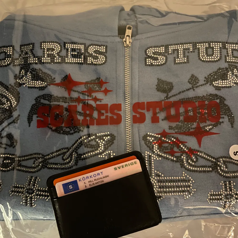 Rare Scares Studios Rhinestone zip-up. Nypris 1250. Jättefint skick, använd 2-3 ggr. Alla stenar sitter kvar. Den är lite croppad, kan skicka fitpics i pm vid intresse. Rekommenderad längd: 170 eller kortare för en mer normal fit.. Hoodies.