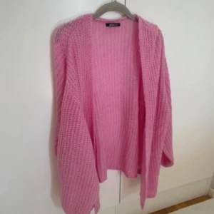 Rosa stickad kofta  - Så fin rosa kofta ifrån Gina i storlek xs!! Bra skick 