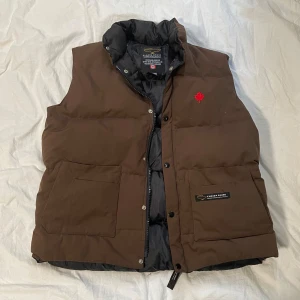 Canada Goose väst/vest - Bedömer skicket till 6/10 Felköp står XL i men den passar som Medium eller L. Är 197cm o den e liten. Vet inte om den är äkta, köptes på tradera för 600.