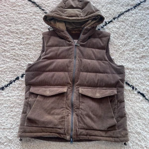 Stenströms väst - Riktigt populär väst från stenström svåra att få tag på. Fint skick. Lite skada där back som man ser på sista bilden.