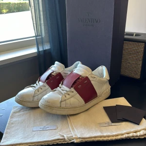 Valentino Open - Säljer nu mina Valentino Open i storlek 43. Skorna är i använt men gott skick. Ingår också: Box, 2st dustbags, kuvert & kort. Priset är inte hugget i sten.