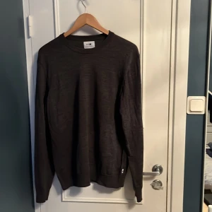 NN07 kofta i väldigt bra skick - Grå No nationality kofta i storlek L. Väldigt bra skick.