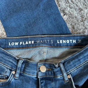 Bikbok jeans - Säljer dessa jeans från bikbok då de inte kommer till användning. Lågmidjade bootcutjeans i lite mer stretchigt material, väldigt fint skick!💞 Hör av er vid frågor & kom gärna med prisförslag!
