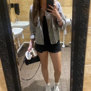 Lågmidjade shorts - säljer dessa svarta super gulliga lågmidjade shortsen. Det är bara att fråga om du har några frågor. Pris går att diskutera. De är i storlek M men sitter mer som XS-S