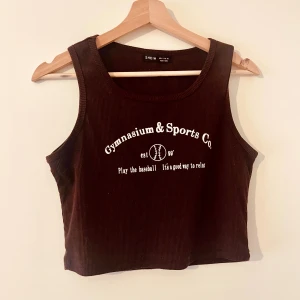 Sportig top  - Sportig top i brun. Använd få gånger. 