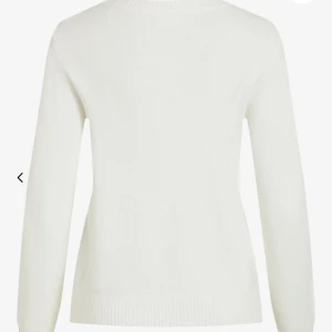 Vila stickad tröja  - Säljer min vita stickade tröja från vila, då den inte kommer till andvändning längre💕