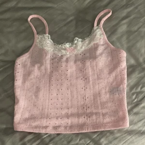 Rosa Coquette topp - Coquette topp med spets och rosett i storlek xs💗