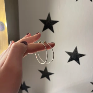 Silver hoops - Säljer dessa jättefina silver hoopsen då jag gått över till guld smycken!🫶hör av dig om du är intresserad eller har frågor!