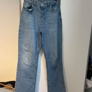 Blåa jeans  - Blåa jeans som jag använt ett par gånger men säljer för att dem inte passar längre. Straight i storlek 36