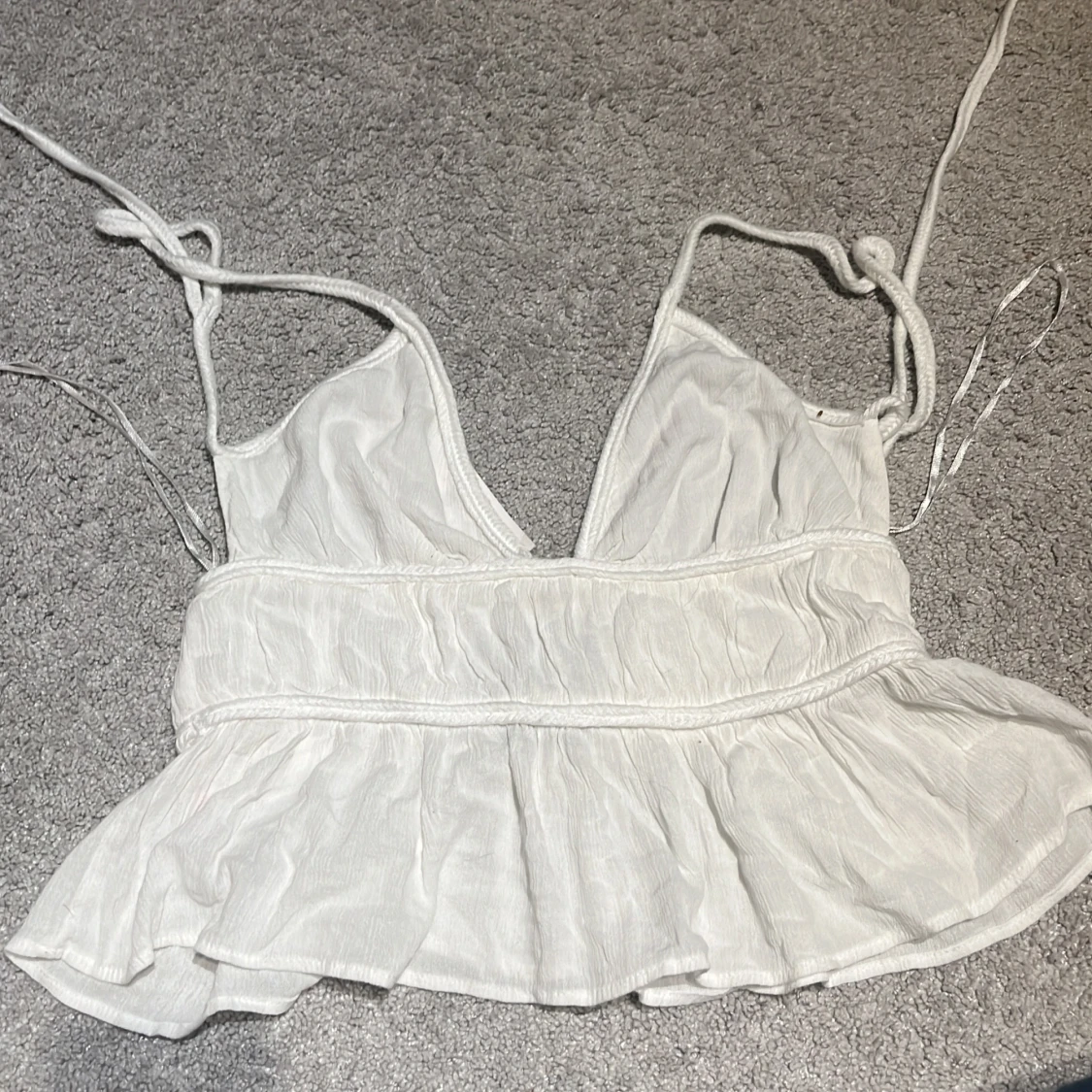 Vit ärmlös topp med volang