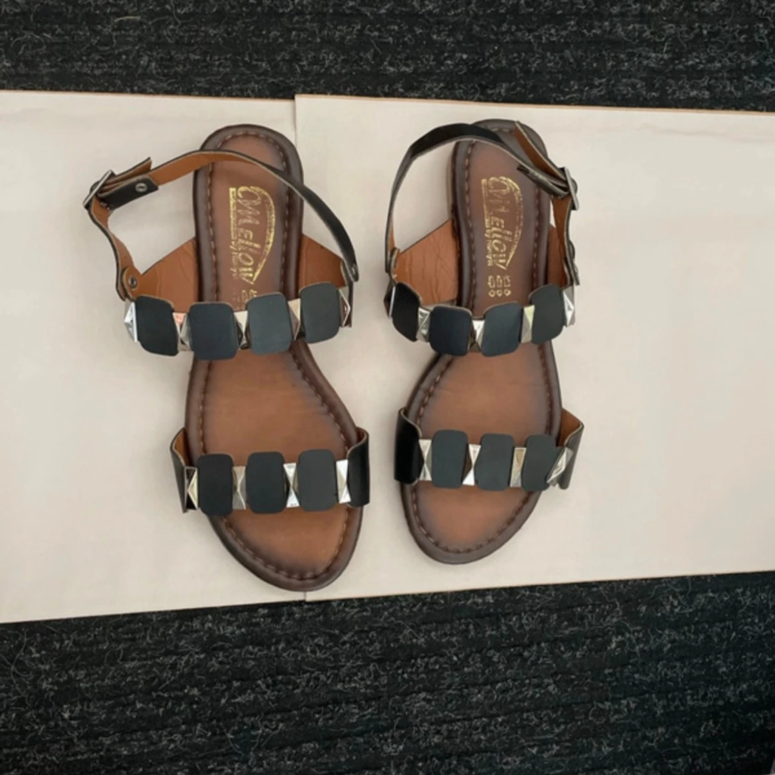 Svarta sandaler med silver nitar