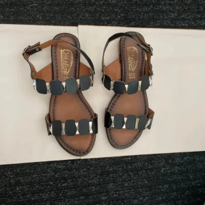 Svarta sandaler med silver nitar  - Inte använda  Normala i storleken 