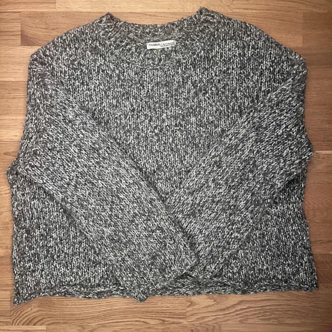 Grå stickad tröja