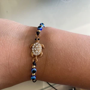 Armband  - Armband från Grekland som jag inte har haft någon användning av, det är super gulligt och man kan ändra storleken på det kontakta mig vid 💕