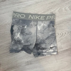 Nike PRO shorts  - Jätte fina marmor Nike PRO shorts men dom passar även xs/s
