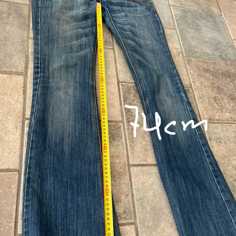 Väldigt snygga jeans med två knappar! Är 2-4 cm korta på mig som är 166 så passar någon mellan 162-165 cm lång!😊på sista bilden ser ni att de är lite slitna längst ner men absolut inget man tänker på! Passar xs-s. Jeans & Byxor.