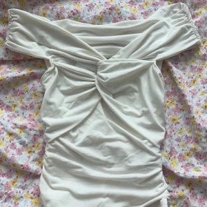 Off shoulder topp - Jättesnygg of shoulder topp som tyvärr är för liten för mig. Därav använd endast en gång!