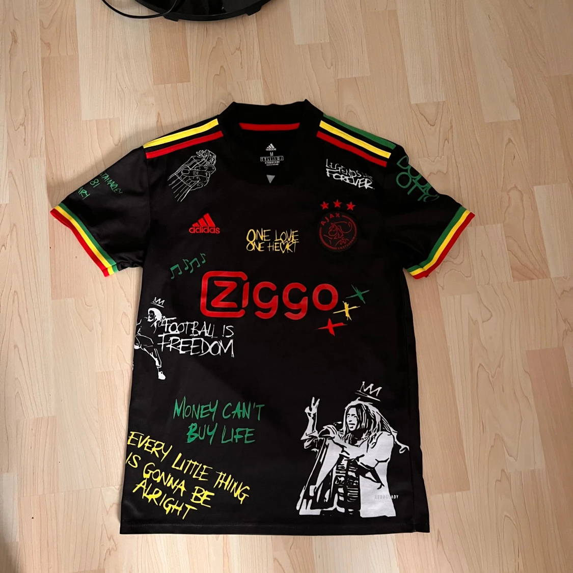 Svart fotbollströja med Bob Marley-motiv