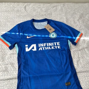 Chelsea Cold palmer T-shirt - Mycket vacker tröja med coolt tryck på ryggen. Extremt bra kvalite och sitter jätte bekvämt. Tröjan är storlek M men skulle kunna passa S även då materialet är stretch