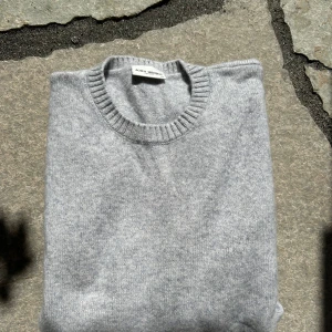 John henric tröja grå - Säljer denna snygga john henric tröja. 10% kahsmir 90%woll. Säljer eftersom att den inte passar mig. Snygg färg och skön passform. Nypris: 999 Mitt pris: 349