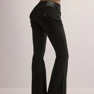 Lågmidjade jeans  - Intressekoll på mina nya true religion jeans. Säljer då de var för stora på mig. Köpta för 1199 säljer för 850💗