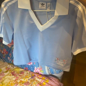 Adidas Croppad T-Shirt - Använd 1-2 gånger, jättefin