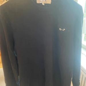 Cdg långärmad tröja - Snygg och bekväm långärmad tröja från cdg. Kan användas vid alla årstider och är riktigt bekväm att ha på sig. Nästan perfekt skick, efternamnet står inuti tröjan men det syns inte när man har på sig den, bara när den ligger i garderoben