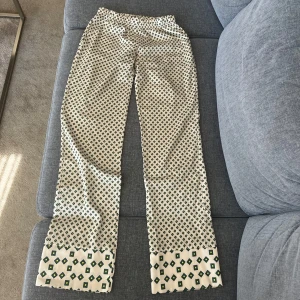 Mönstrade byxor  - Säljer ett par jättefina mönstrade byxor från design by si 🩷jag är 170 cm för referens (de är beiga, gröna och gula)