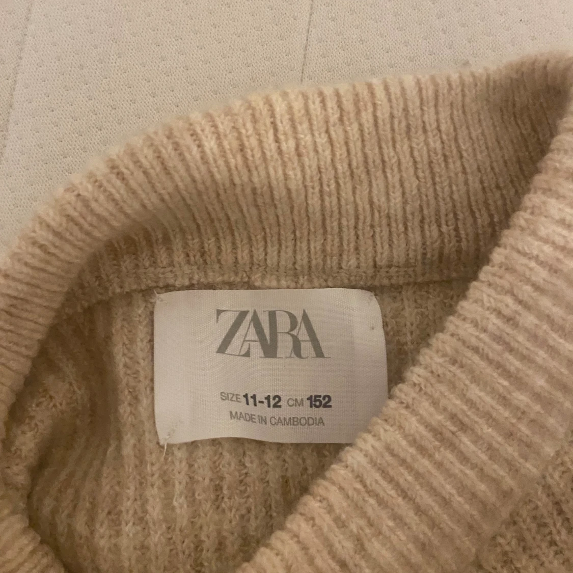 Beige stickad tröja från Zara - 90