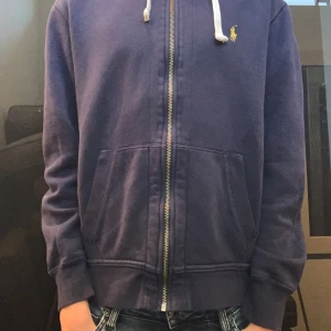 Ralph Lauren zip up - Säljer min Ralph Lauren tröja i storlek M men passar S. Skicket är 9/10 och har inga defekter. Nypris: ca 1300. Hör av dig vid intresse eller om du har några funderingar.
