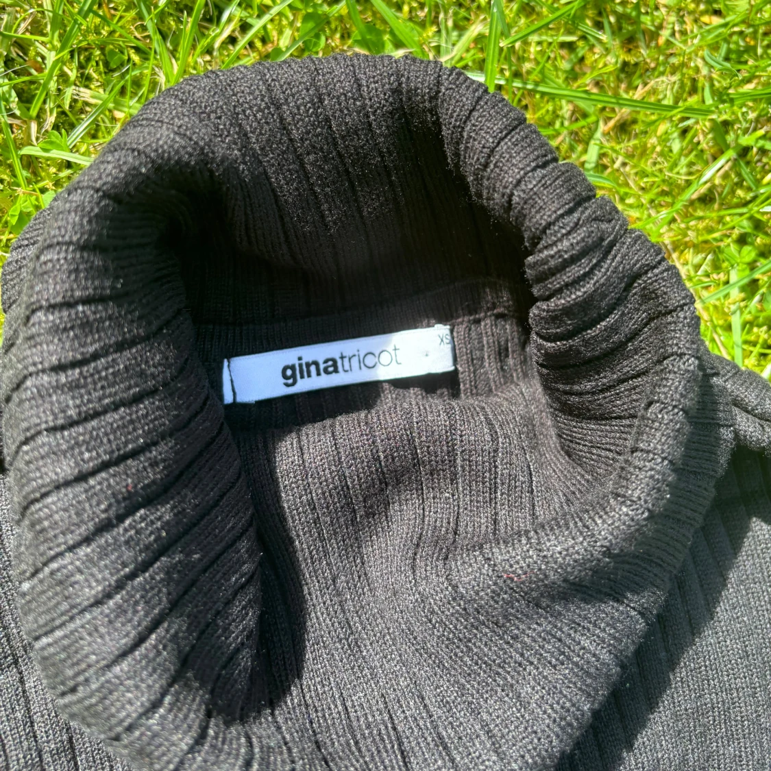 Svart ribbad klänning från Gina Tricot - 91