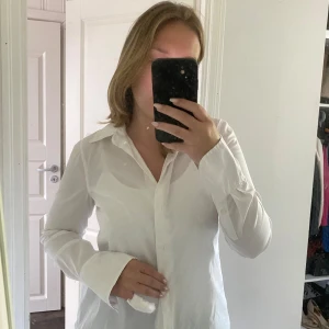 Vit skjorta  - Använd en gång, inga defekter och är super skön 