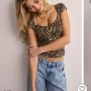 Nelly Topp - Super fin leopard topp från Nelly som aldrig är använd men lapparna avdragna. Storlek M men sitter som S. Är likxom större vid bystern