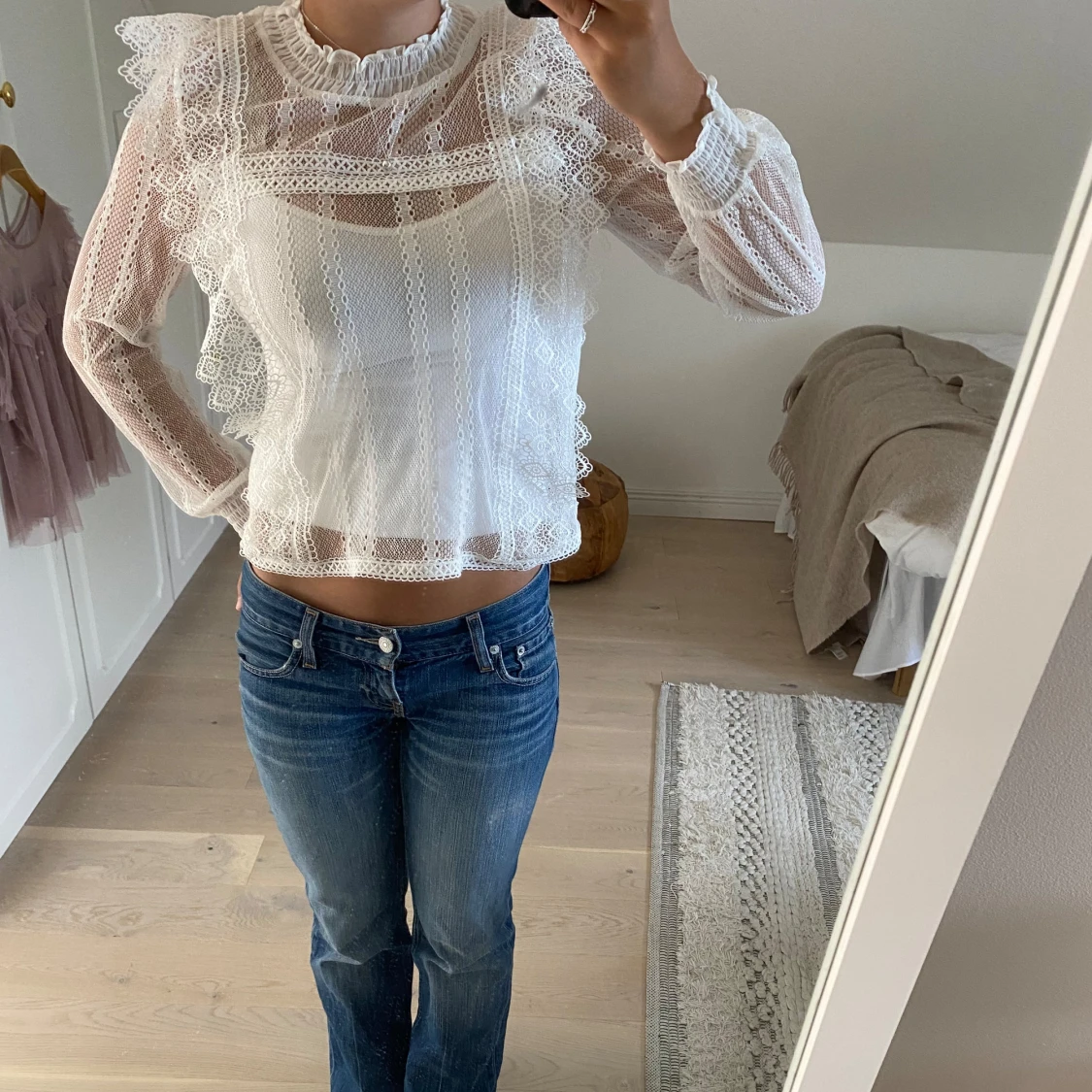 Vit spetsblus med volanger - 91