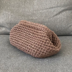 Brun clutch - Handvirkad clutch i återvunnet bomull, innermått ca 22x17cm! Finns fler färger bland mina andra annonser!