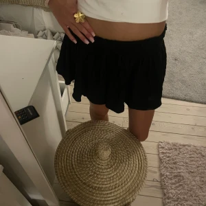 svart liknande kjol - ett par svarta shorts som ser ut som en kjol. i bra skick och knappt använd, st s. hör av er vid fler bilder eller andra funderingar 💗💗