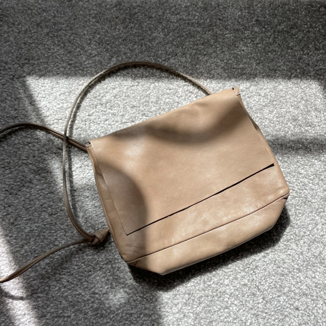 Beige axelväska från COS - 90